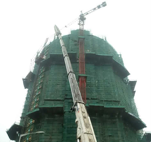 高密吊车在工地上作业